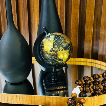 Globo Preto Com Base Em Resina