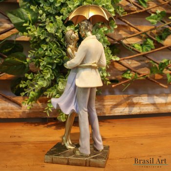 Estátua para Decoração Casal Apaixonado com Guarda-Chuva